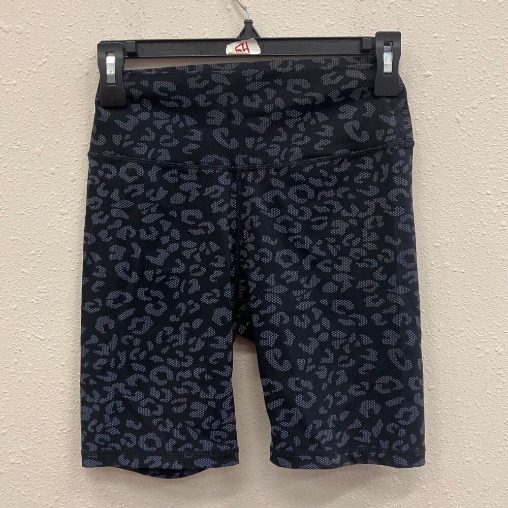 ZYIA Active biker shorts in a black reflective leopard print Med 7” #734